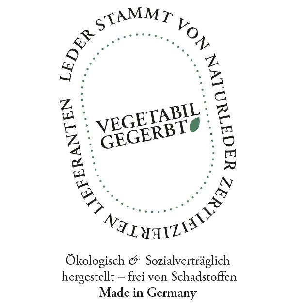 Rund um das Logo „Vegetabil Gegerbt“ steht ein Text, der die Umweltfreundlichkeit und soziale Verantwortung des in Deutschland hergestellten Leders hervorhebt.