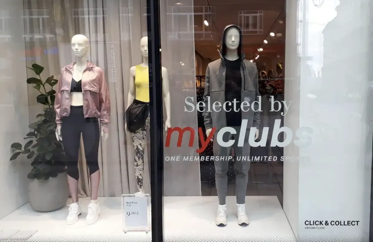 Schaufenster mit myClubs H&M Kollektion
