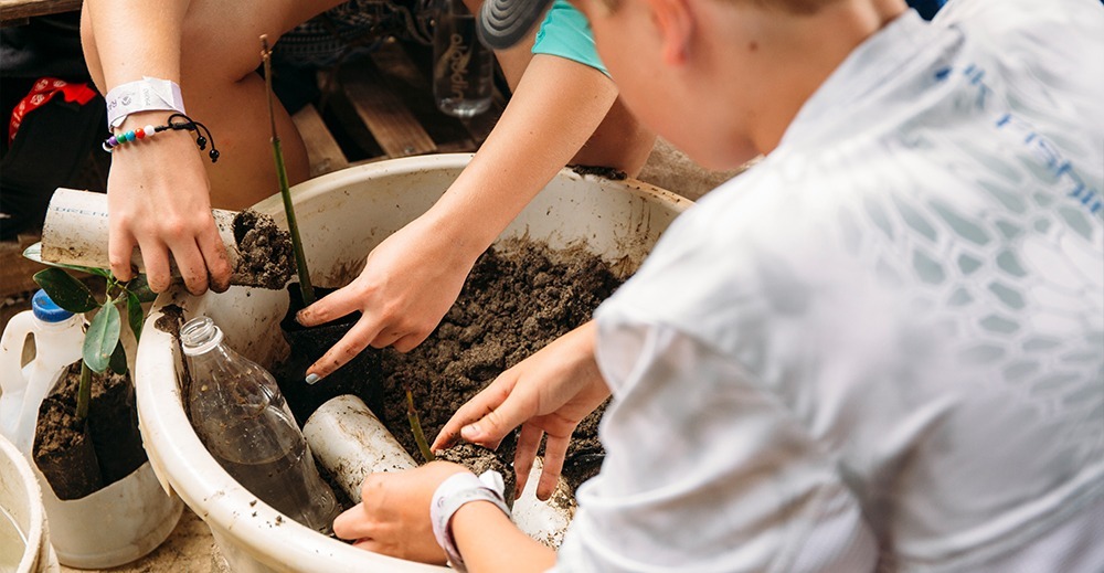 Gap semester students doing service