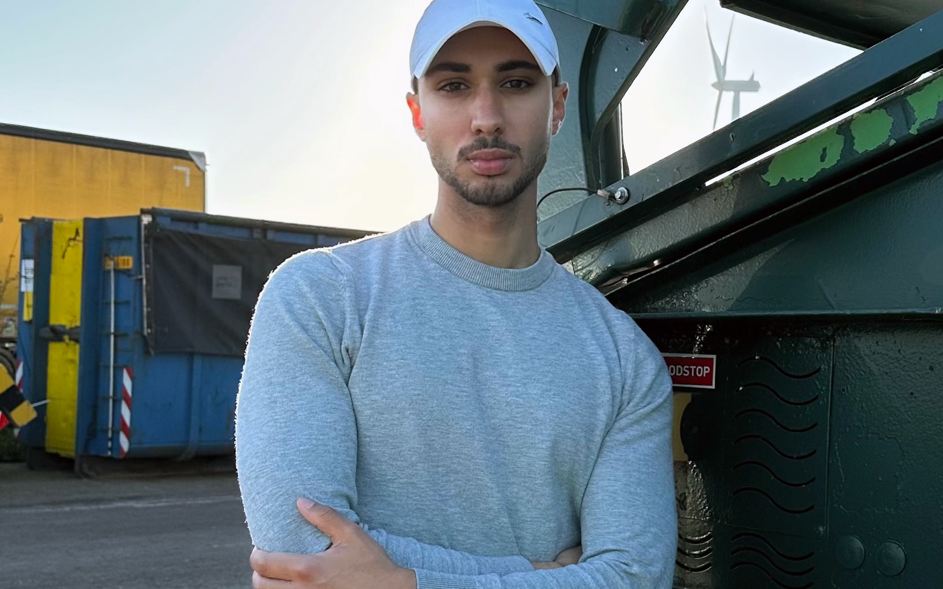 Quin (24) ruilde het Europees Parlement in voor de vuilniswagen: ‘Mijn omgeving verklaarde me voor g