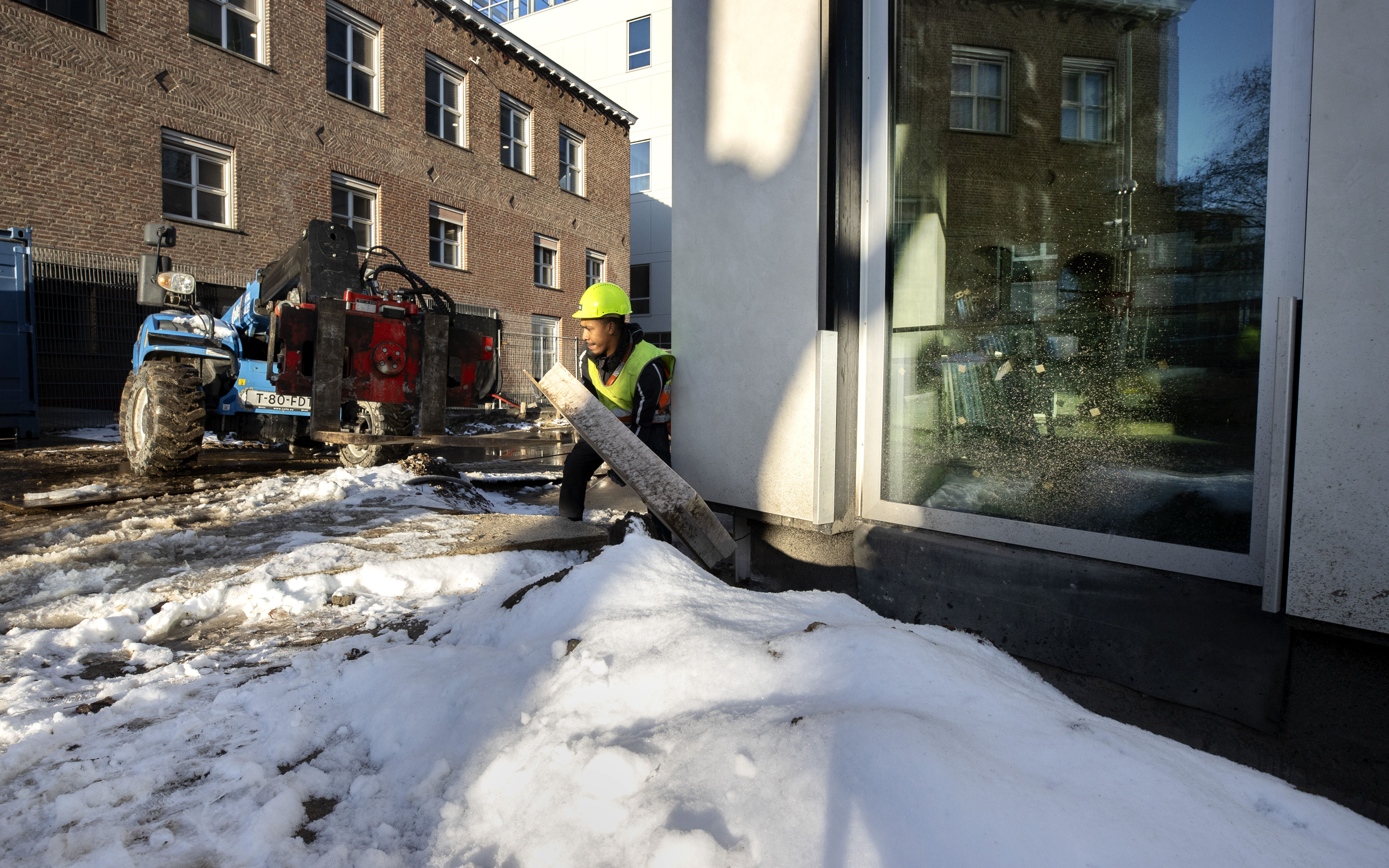 Op sneeuw kun je geen beton storten dus ligt het werk in de bouw deels stil, ‘veiligheid gaat boven 