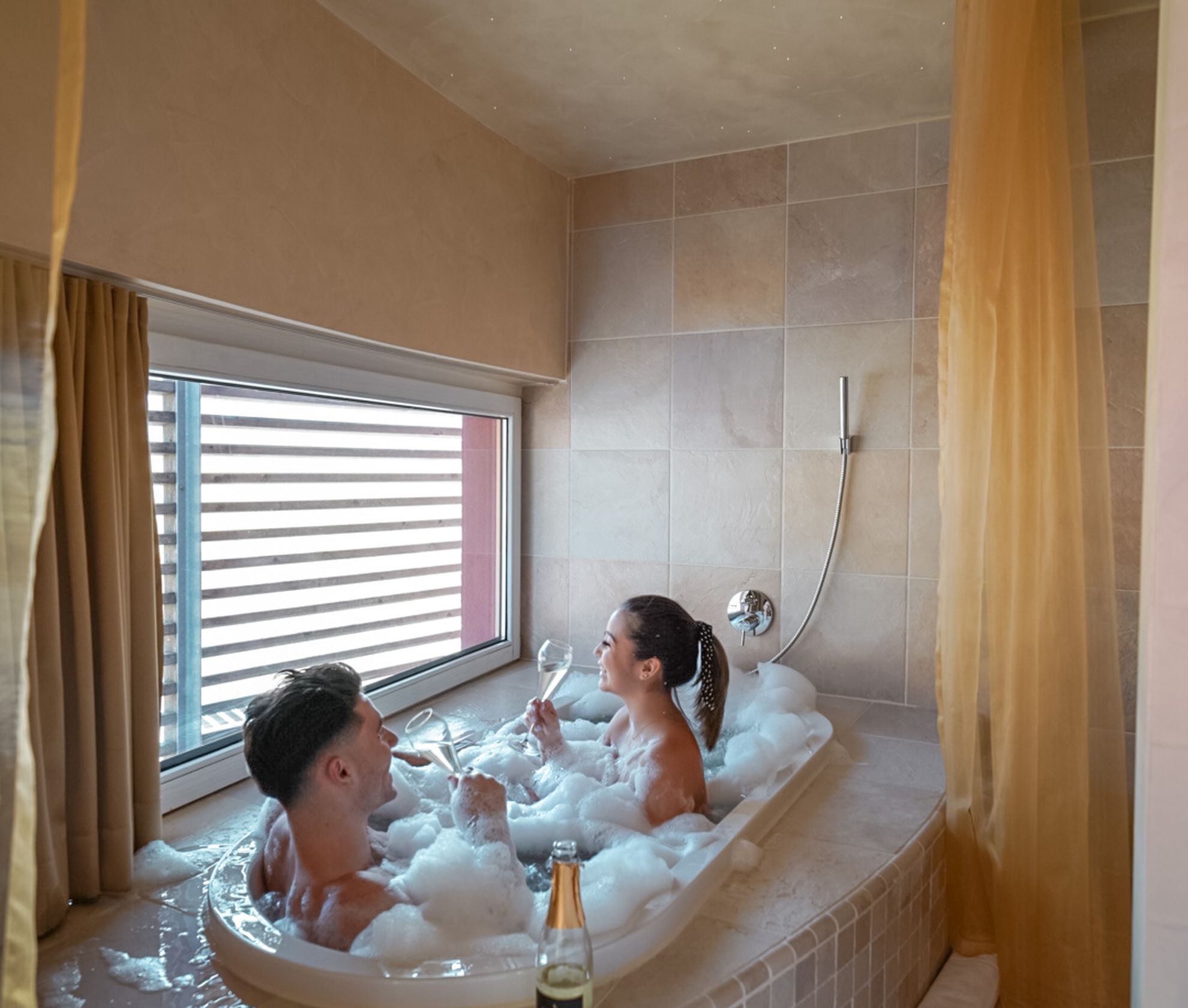 Badewanne im Kuschelhotel GAMS zu zweit