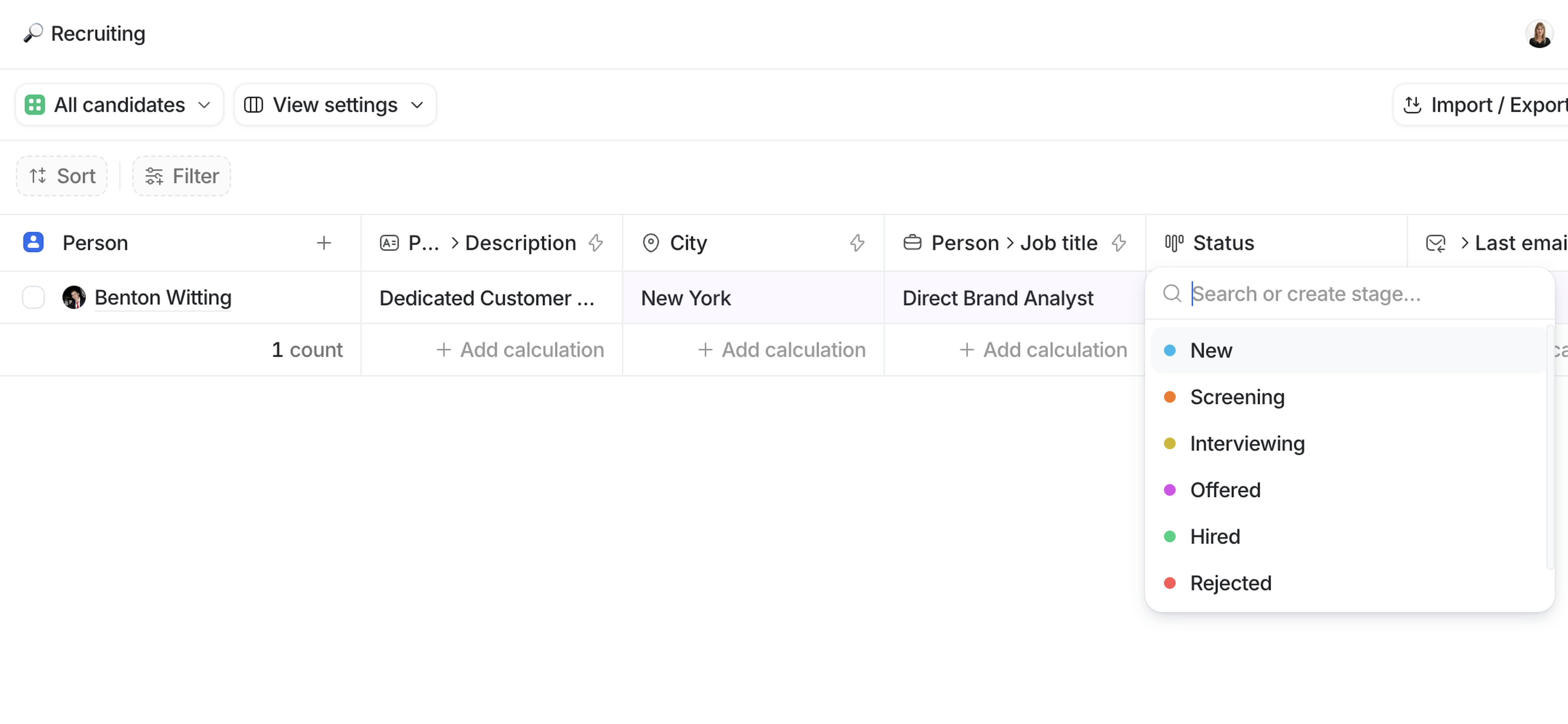 Recruitment table with columns for person, description, city, job title, and status. Dropdown menu on the right with option to select status.