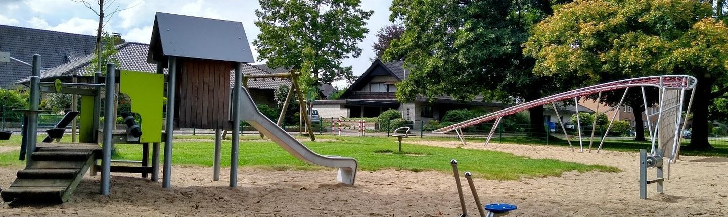 Abbildung eines Spielplatzes. Kleiner Turm mit Rutsche links. Klettergerüst rechts. Boden aus Sand und Gras