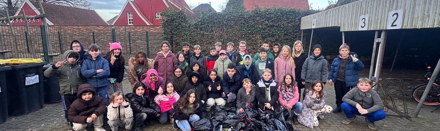 Gruppenbild der Beteiligten der Klassen 3 und 4 der St. Norbert-Schule