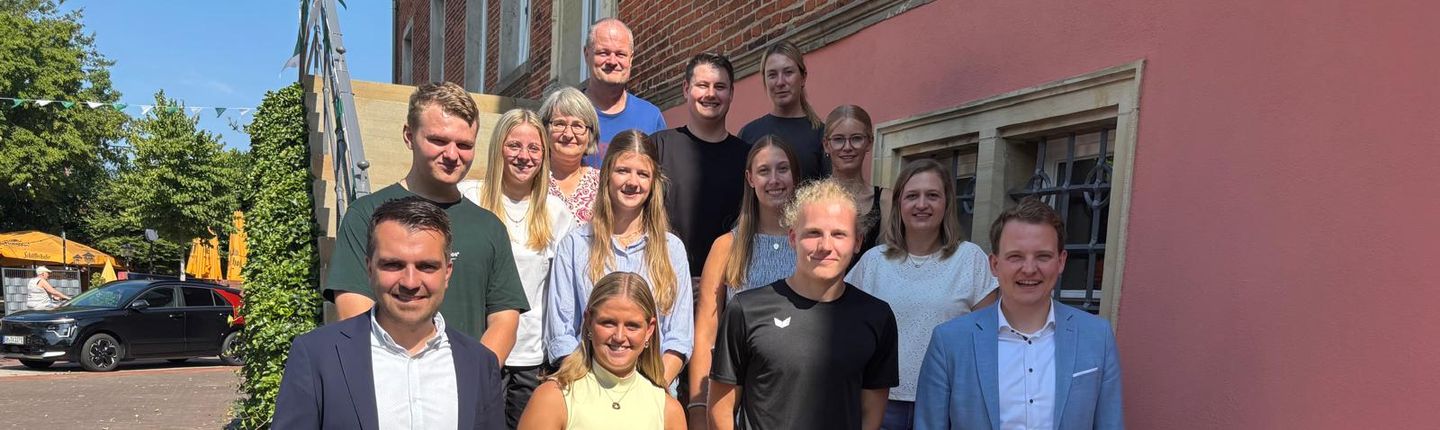Azubis mit Bürgermeister