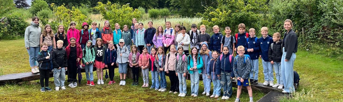 Gruppenbild der Kinder im Grünen