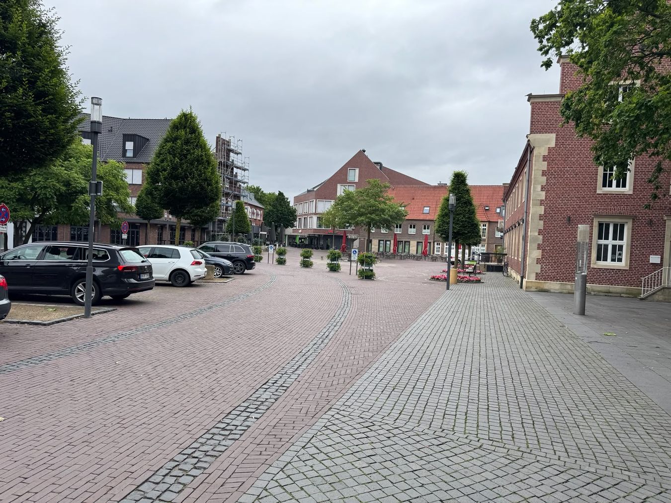 Markt und Parkplätze