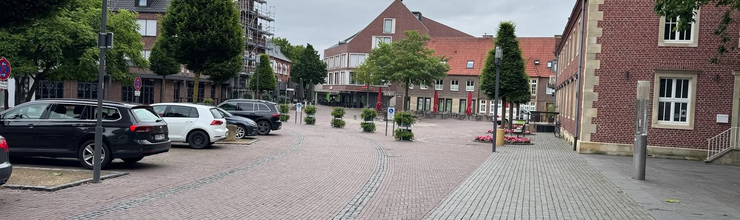 Markt und Parkplätze