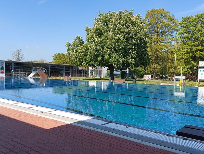 Freibad Schwimmbecken, im Hintergrund das Hallenbad