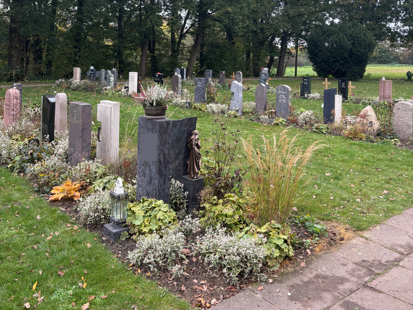 Bilder der Gemeinschaftsgrabstätten auf dem Vredener Freidhof.
