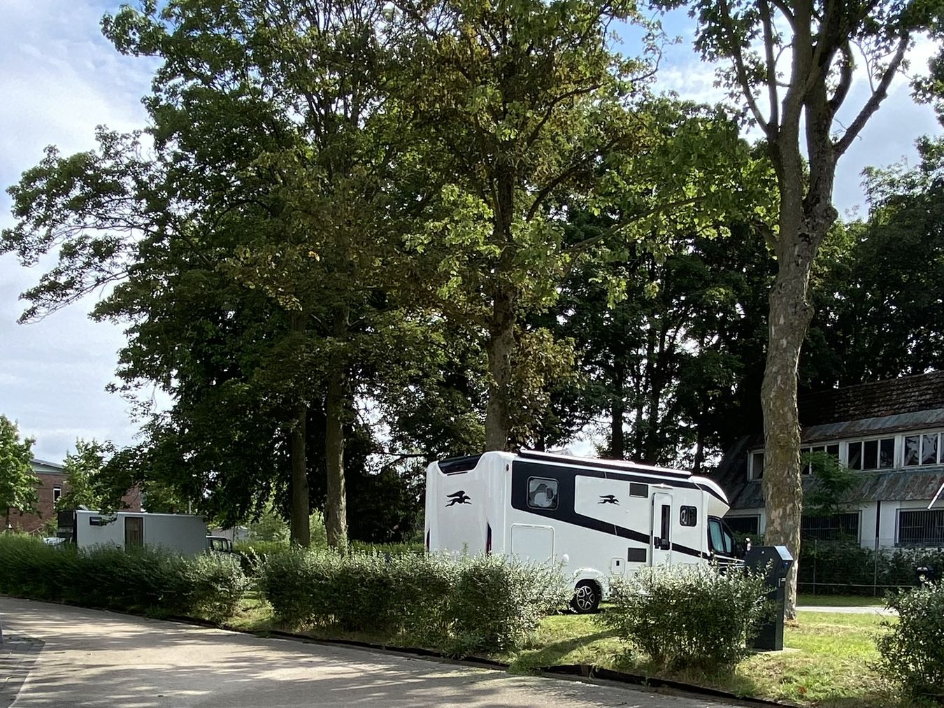 Wohnmobil auf Stellplatz im Grünen.