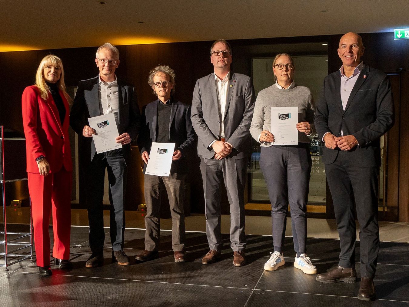 Bild der Anerkennung für das kult Westmünsterland beim Westfälischen Preis für Baukultur 2025 (v.l.): LWL-Kulturdezernentin Dr. Barbara Rüschoff-Parzinger, Dr. Ansgar Hörster, Kreisdirektor des Kreises Borken, Martin Pool, Pool Leber Architekten und Stadtplaner, Stefan Bengfort, stellv. Bürgermeister der Stadt Vreden, Eva Bleckmann, bleckmann & krys architekten und LWL-Direktor Dr. Georg Lunemann.