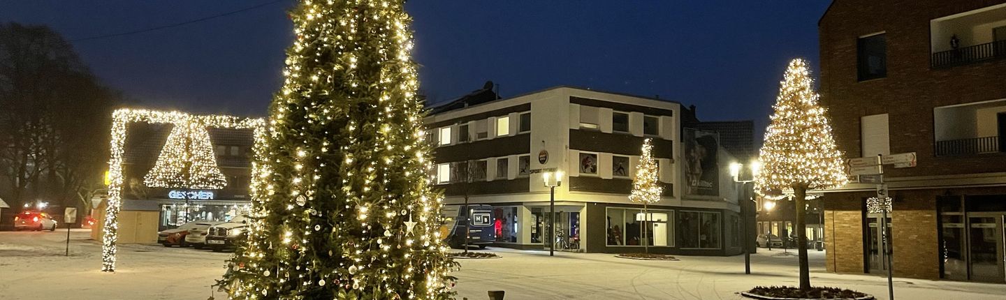 Horst und Glocke auf dem verschneiten Marktplatz