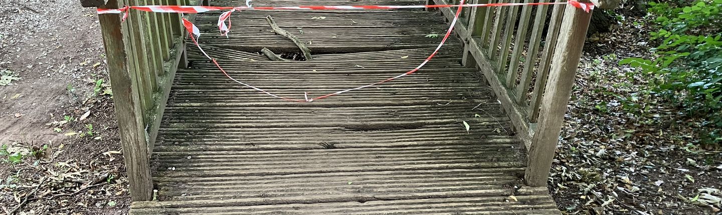 Abgesperrte und kaputte Brücke