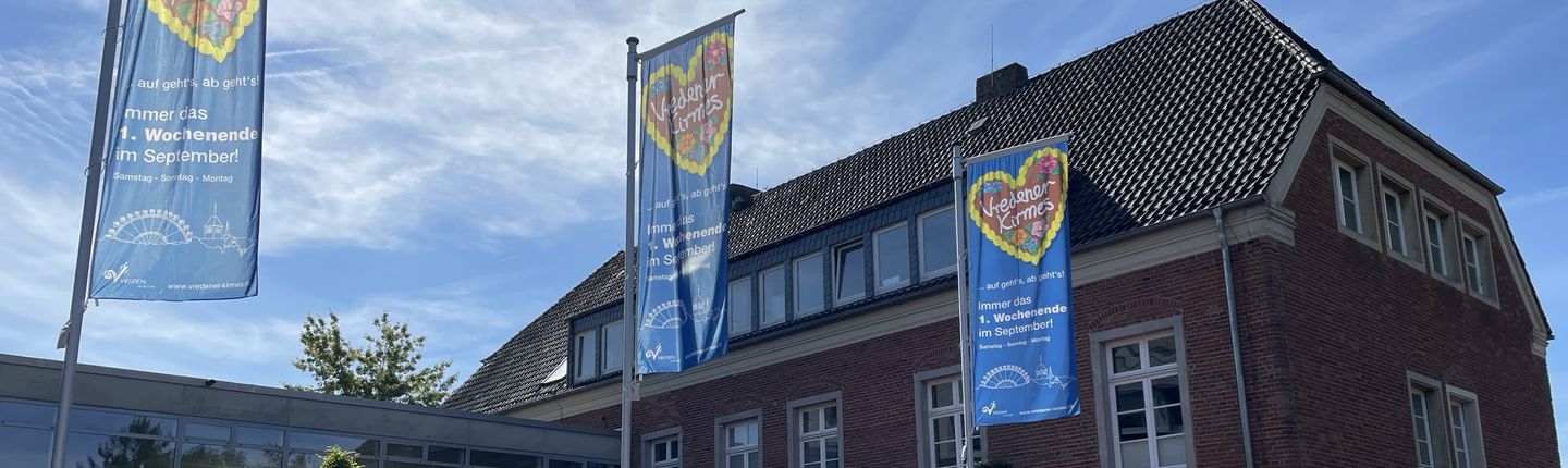 Kirmesflaggen vor dem Rathaus Vreden