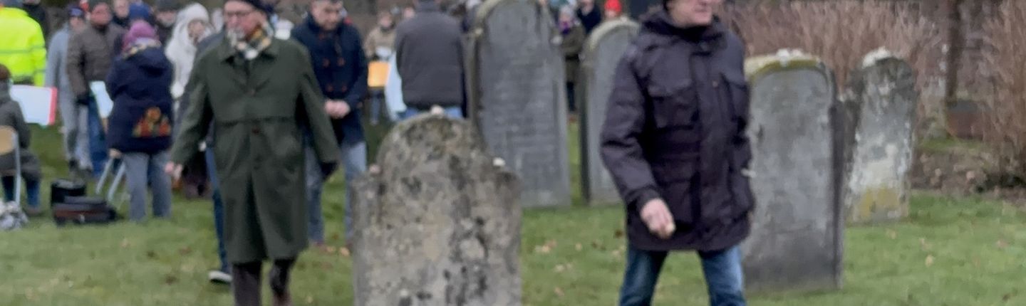 Steine auf Grabmalen Gedenkfeier Auschwitz