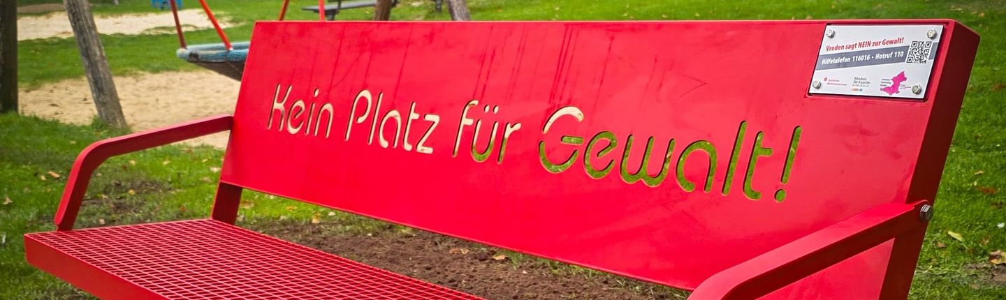 Bild der neuen roten bank im Stadtpark