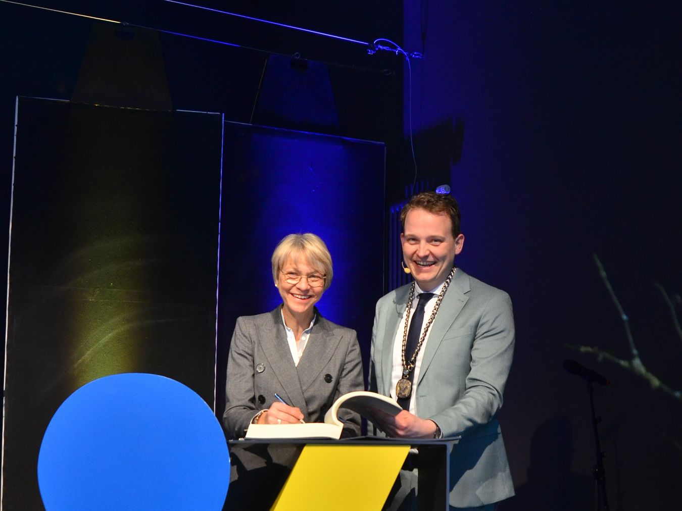 Dorothee Feller trägt sich ins Goldene Buch ein.