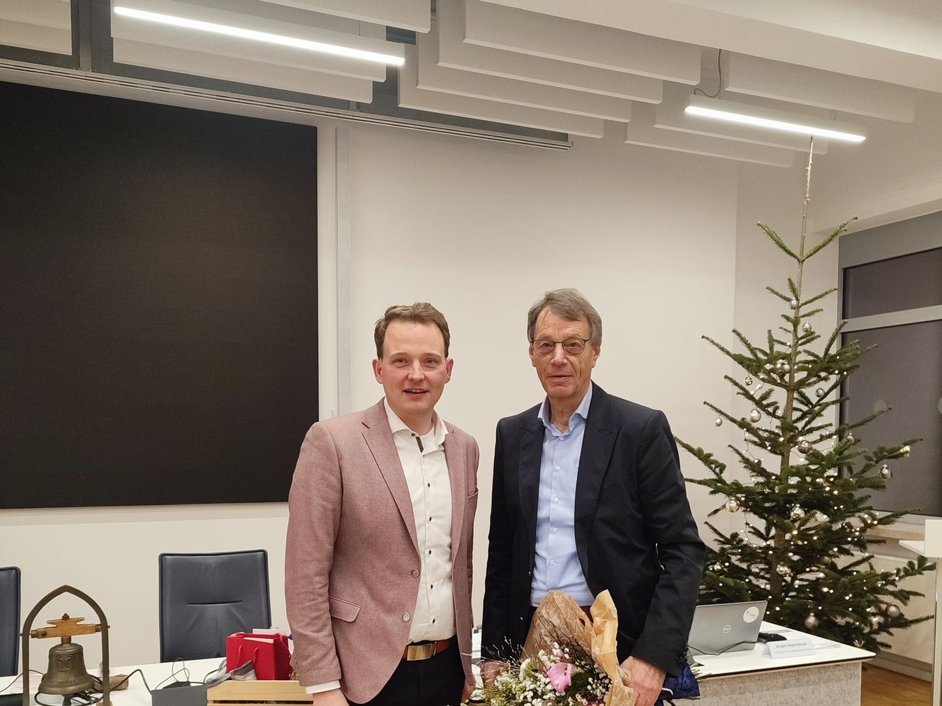 Fotos zusammen mit dem Bürgermeister bei der Verabschiedung im Ratssaal.