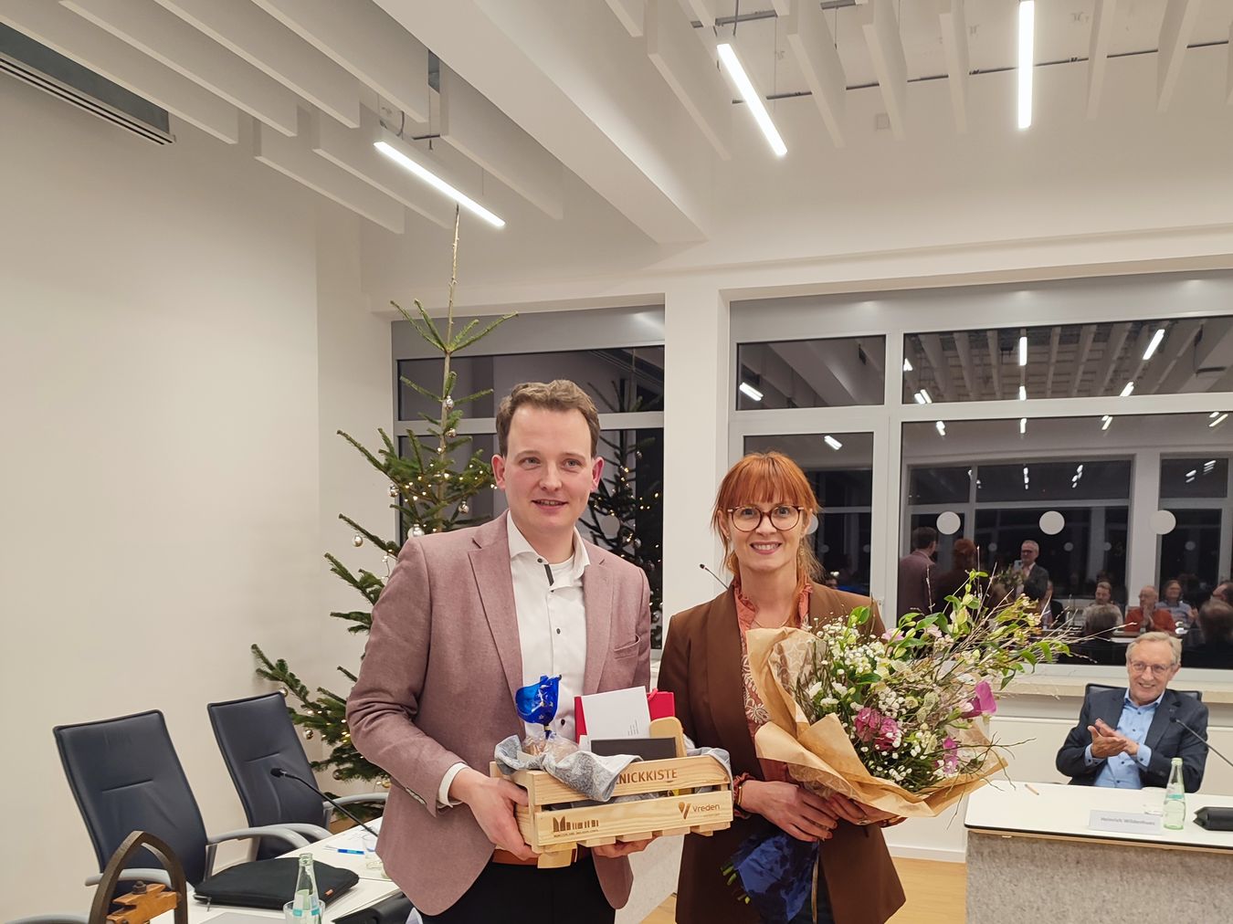 Fotos zusammen mit dem Bürgermeister bei der Verabschiedung im Ratssaal.