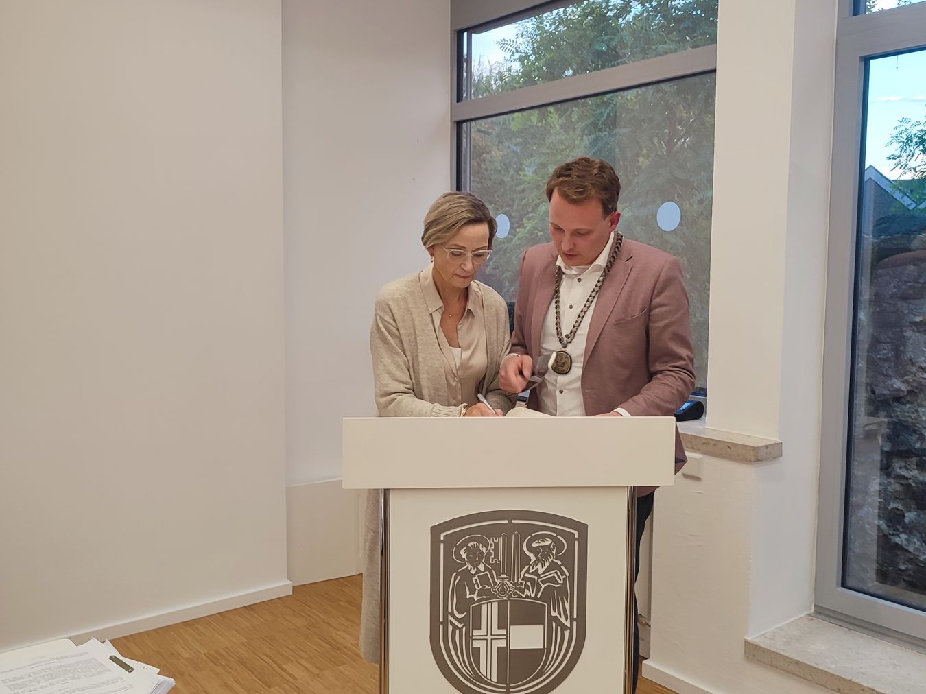 Ruth Kemper trägt sich in das Goldene Buch der Stadt Vreden ein