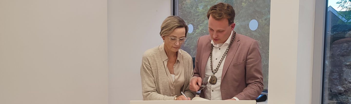 Ruth Kemper trägt sich in das Goldene Buch der Stadt Vreden ein