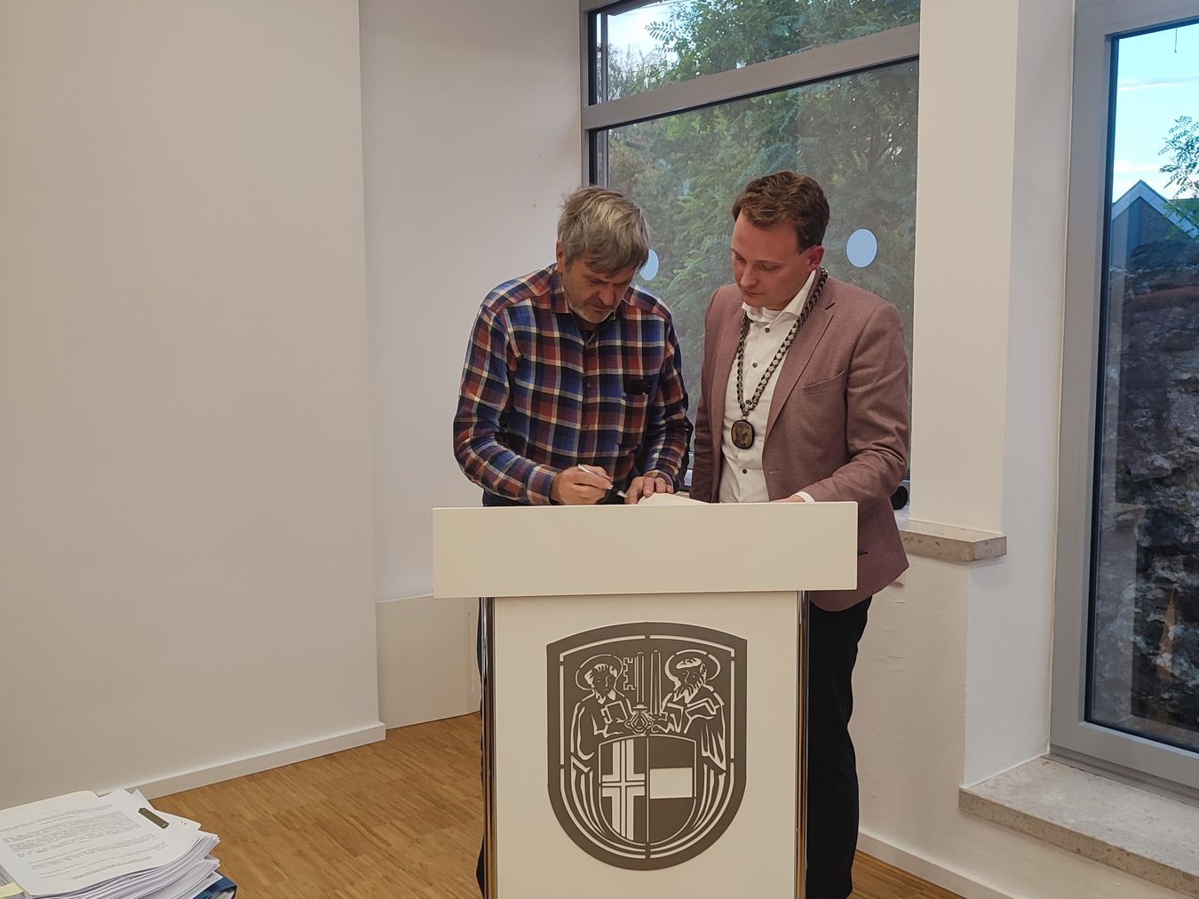 Andreas Wethmer trägt sich in das Goldene Buch der Stadt Vreden ein.