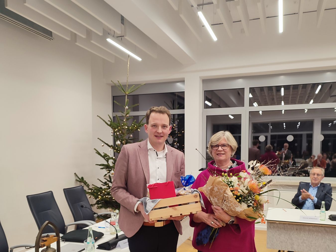 Fotos zusammen mit dem Bürgermeister bei der Verabschiedung im Ratssaal.