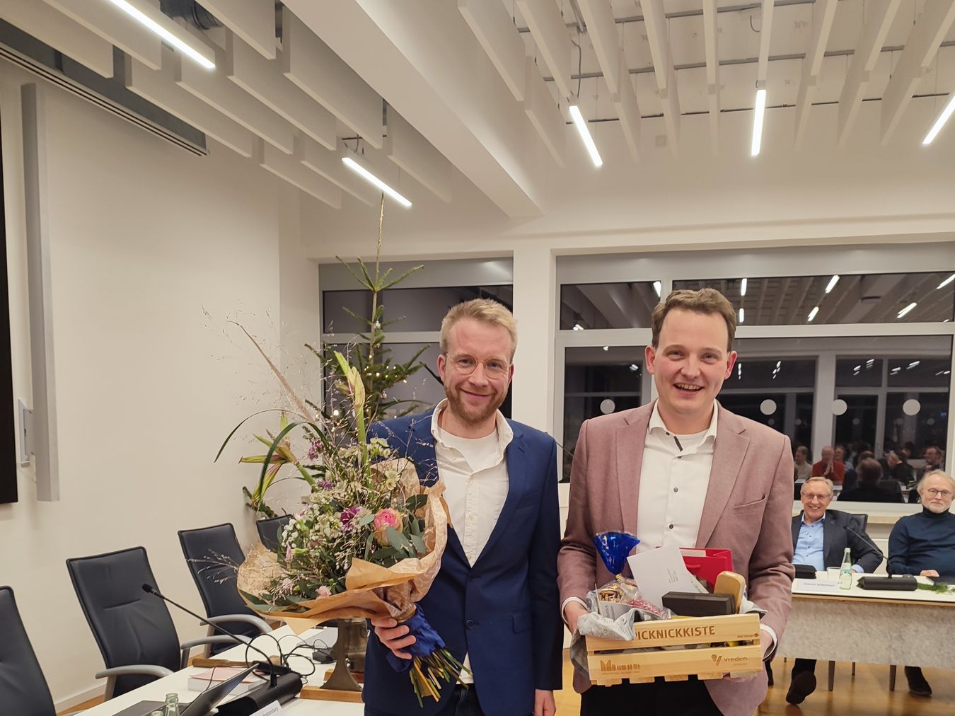 Fotos zusammen mit dem Bürgermeister bei der Verabschiedung im Ratssaal.