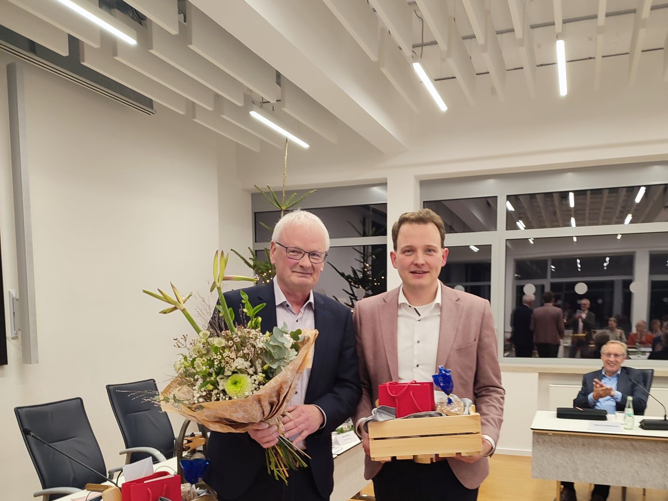 Fotos zusammen mit dem Bürgermeister bei der Verabschiedung im Ratssaal.