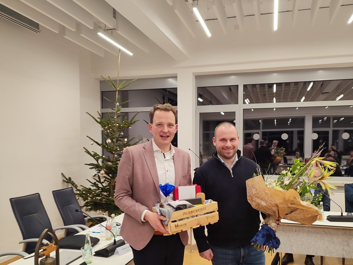 Fotos zusammen mit dem Bürgermeister bei der Verabschiedung im Ratssaal.