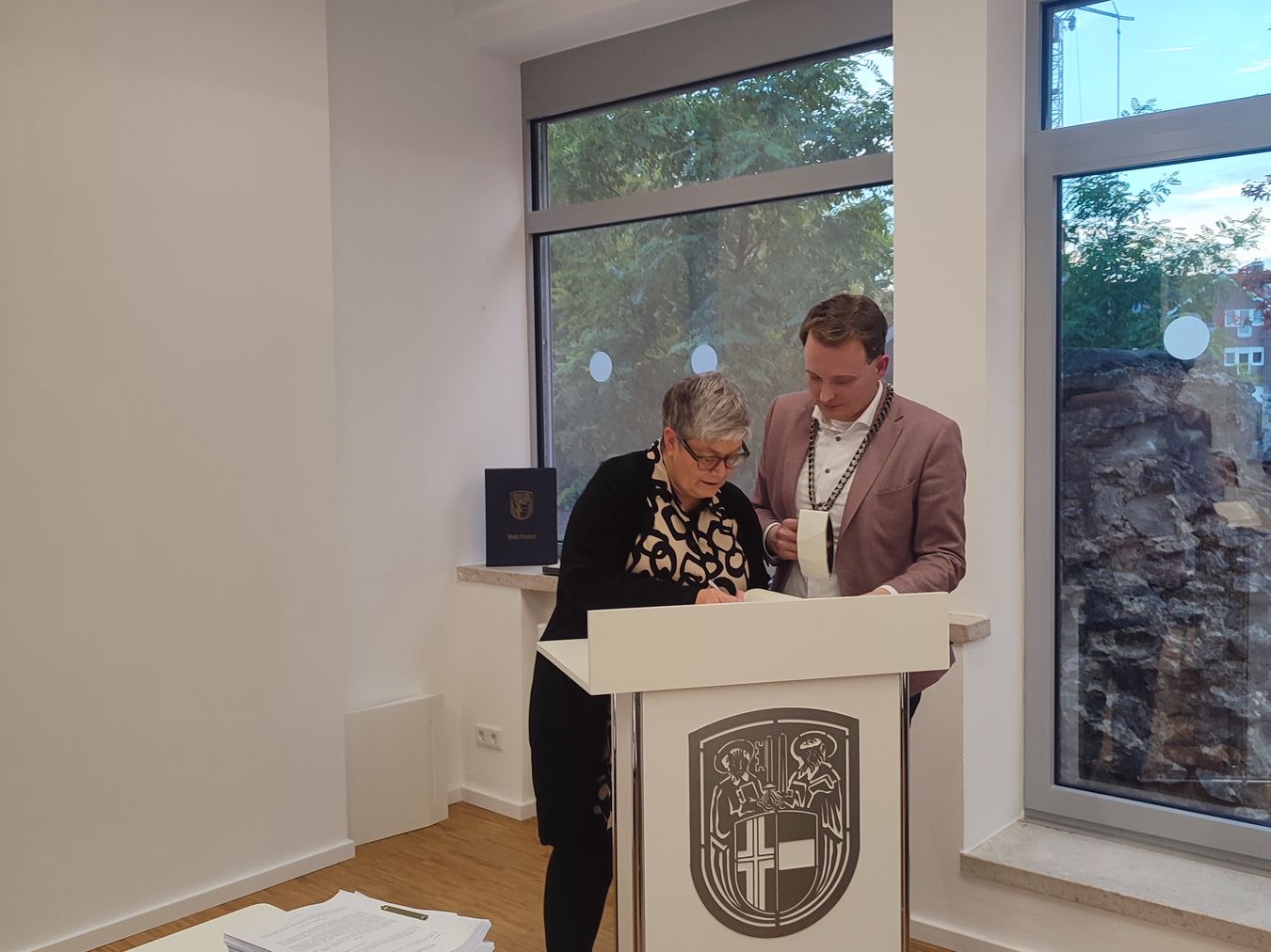 Sandra Lentfort trägt sich in das Goldene Buch der Stadt Vreden ein.