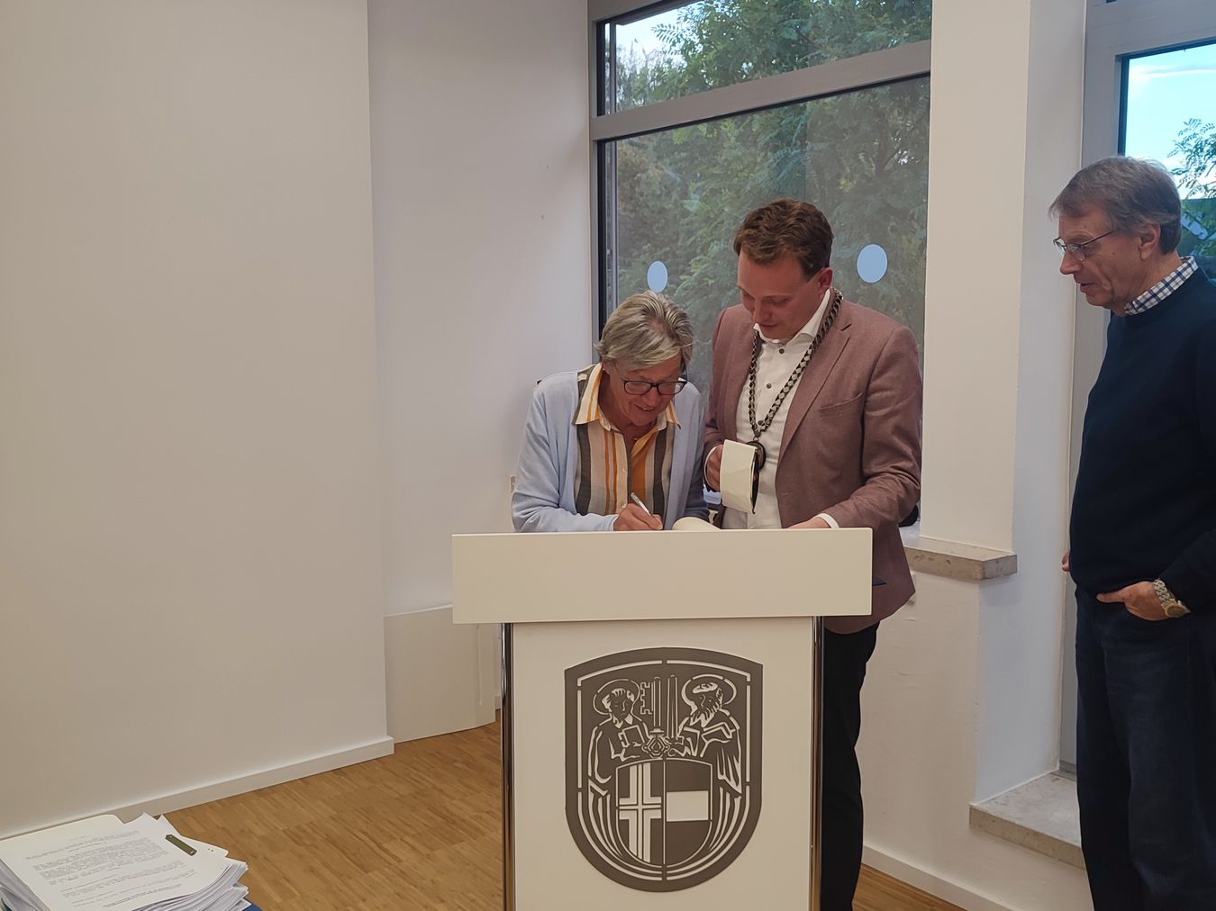 Christiane Albers trägt sich in das Goldene Buch der Stadt Vreden ein.