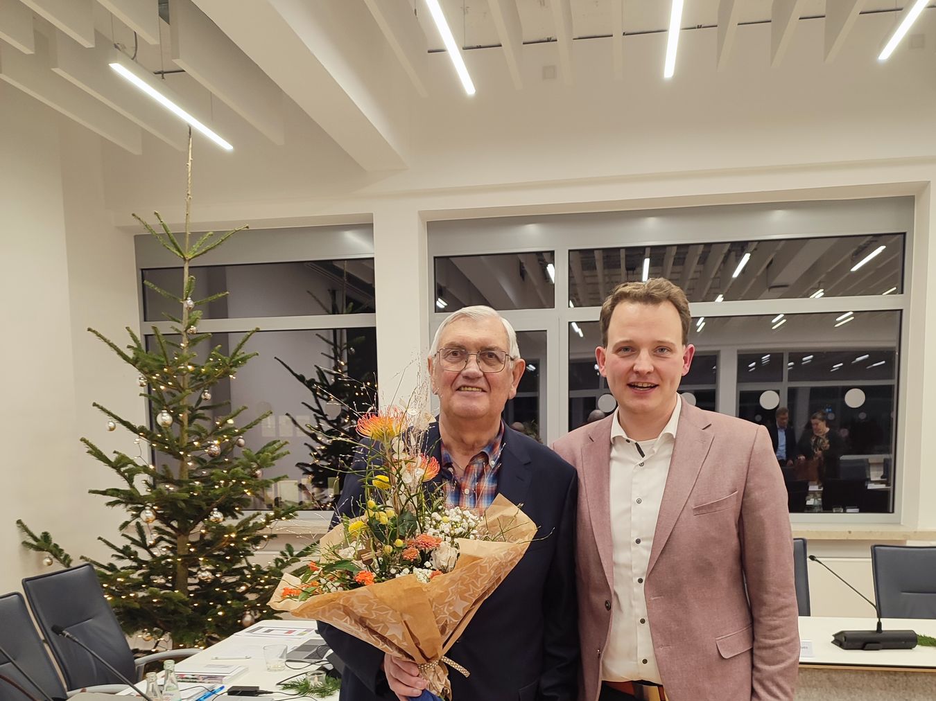 Fotos zusammen mit dem Bürgermeister bei der Verabschiedung im Ratssaal.