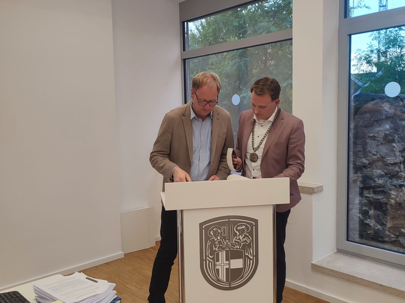 Stephan Bengfort trägt sich in das Goldene Buch der Stadt Vreden ein.