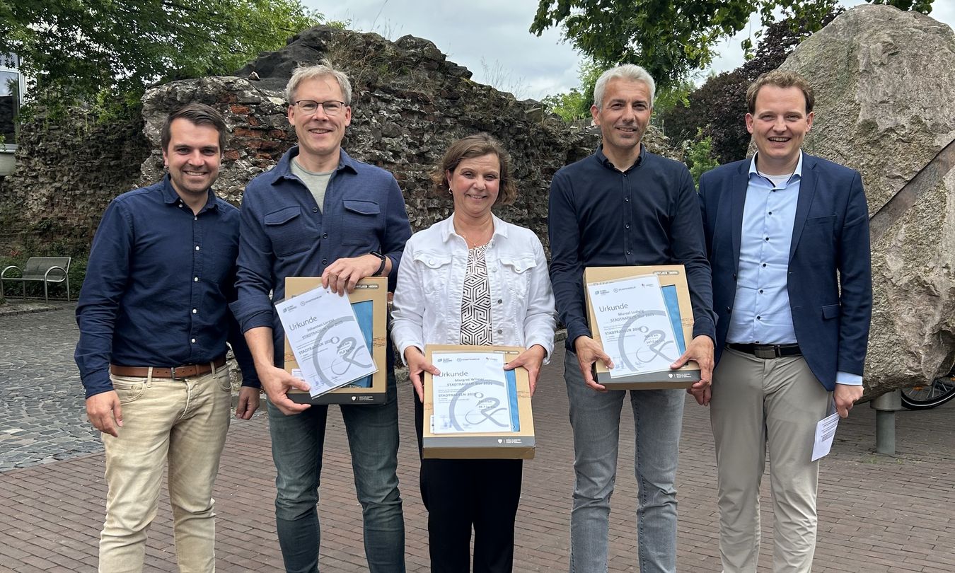Gruppenbild der Stadtradeln Stars mit Bürgermeister und Erstem Beigeordneten