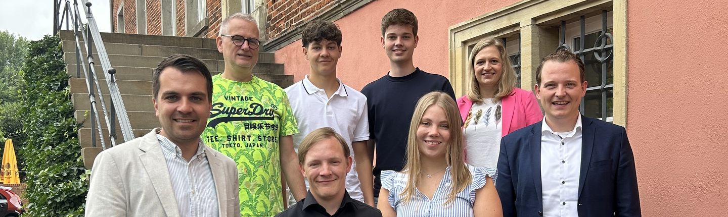Bild auf der Burgtreppe: Bürgermeister Dr. Tom Tenostendarp (rechts), Erster Beigeordneter Fadi Rajab (Links), Personalleiter Jürgen Depenbrock (oben links) und Ausbildungsbeauftragte Hanna Schnetger (oben rechts) begrüßten die neuen Auszubildenden.