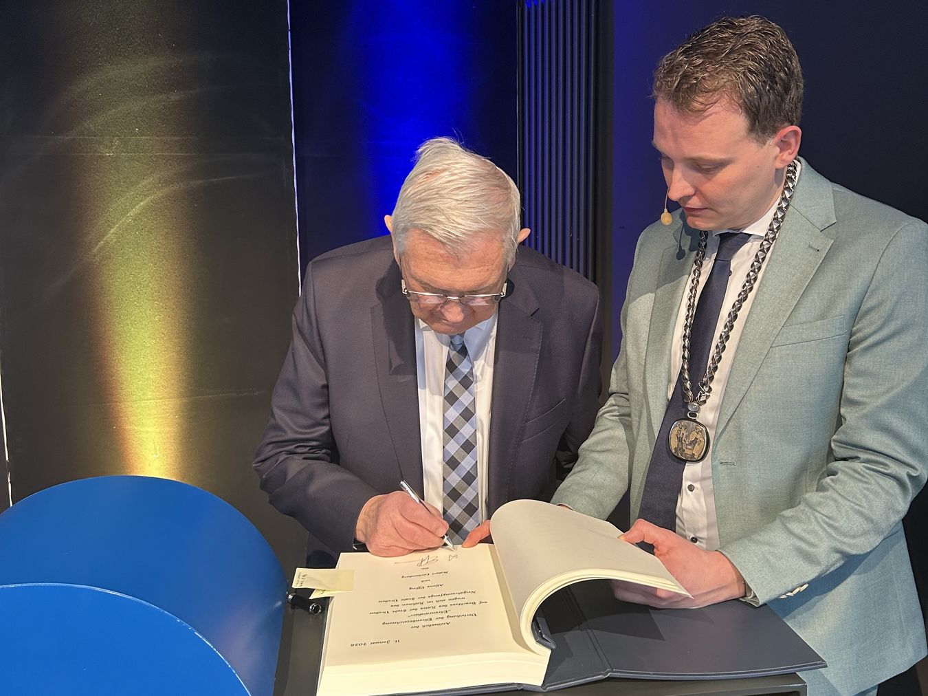 Hubert Lechtenberg trug sich an der Seite des Bürgermeisters Dr. Tom Tenostendarp in das goldene Buch der Stadt Vreden ein.