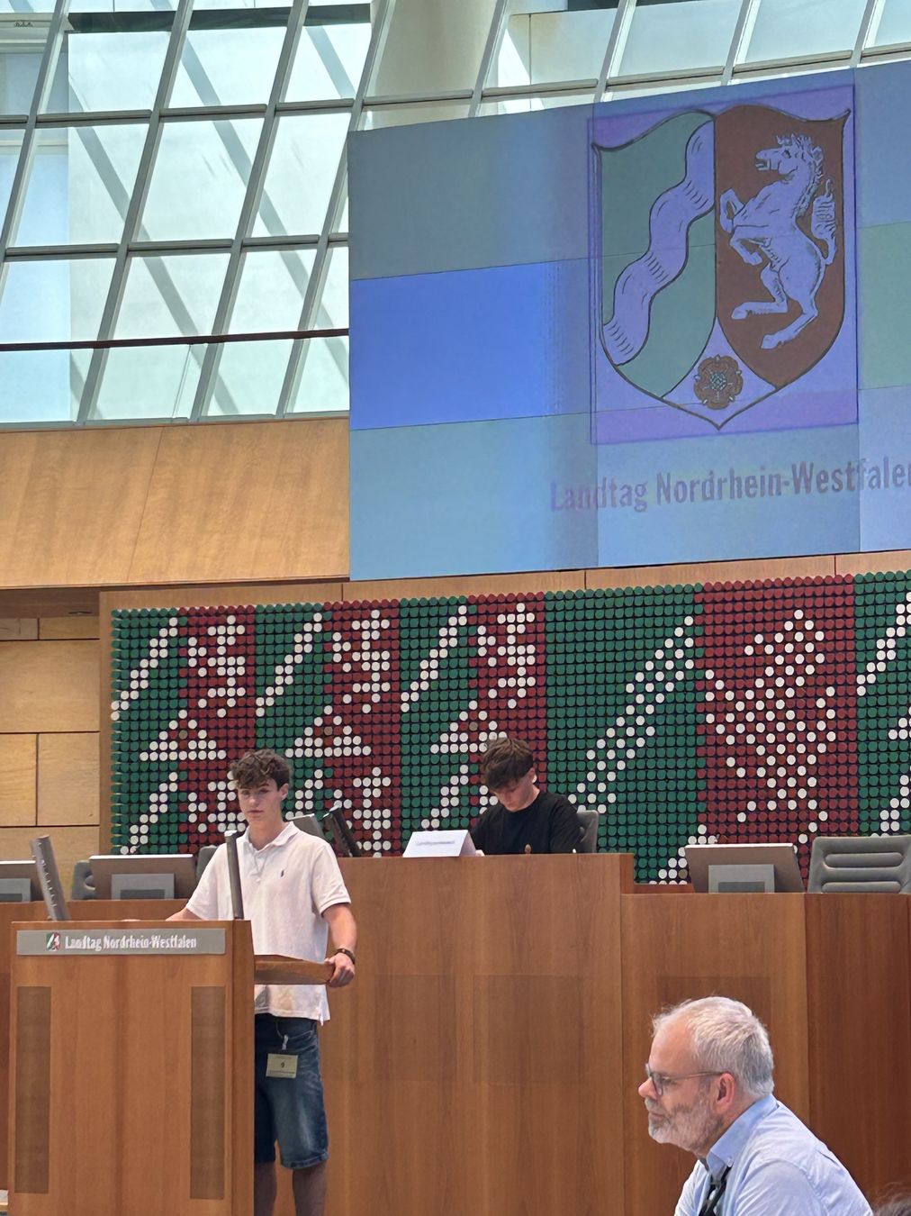 Auszubildender am Rednerpult des Landtags NRW
