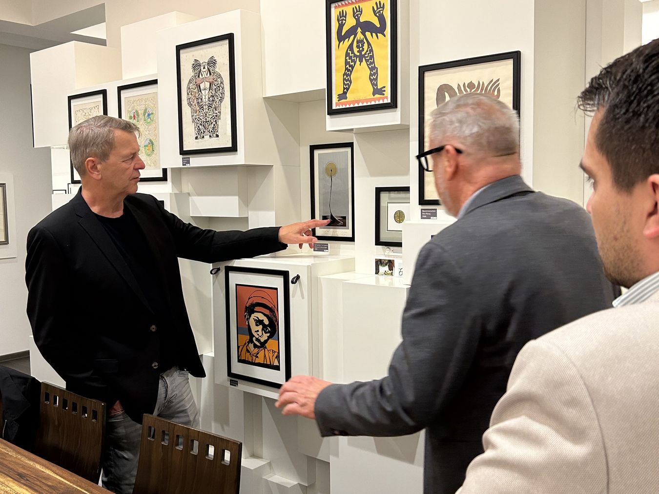 Jürgen van den Berg (Mitte), Vorsitzender der Bürgerstiftung Vreden, begrüßte Vizepräsident Christof Rasche (links) und Ersten Beigeordneten Fadi Rajab im alten Rathaus und gab interessante Einblicke ins Scherenschnittmuseum.