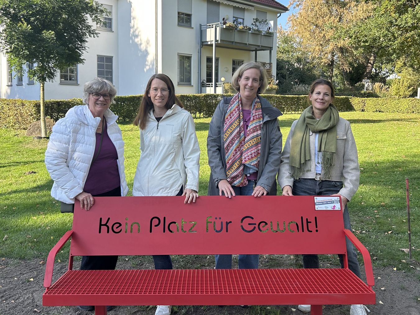 Von links) Gertrud Welper Vorstandsmitglied Bündnis für Familie in Vreden e.V., Karin Weßeler Sparkassenstiftung Vreden, Stefanie Hilbing I. Vorsitzende Bündnis für Familie in Vreden e.V., Christine Ameling Gleichstellungsbeauftragte Stadt Vreden, freuen sich über die neuen roten Bänke.