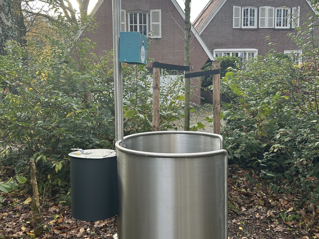 Seitenansicht der Oilette im Stadtpark