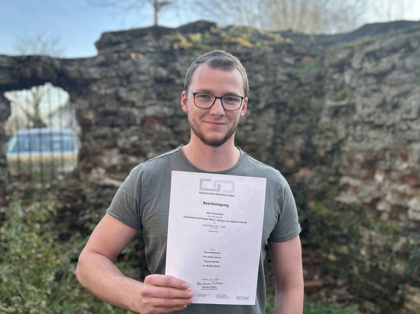 Marc Fonnemann mit seiner Urkunde über die bestandene Fortbildung zum Chief Digital Officer