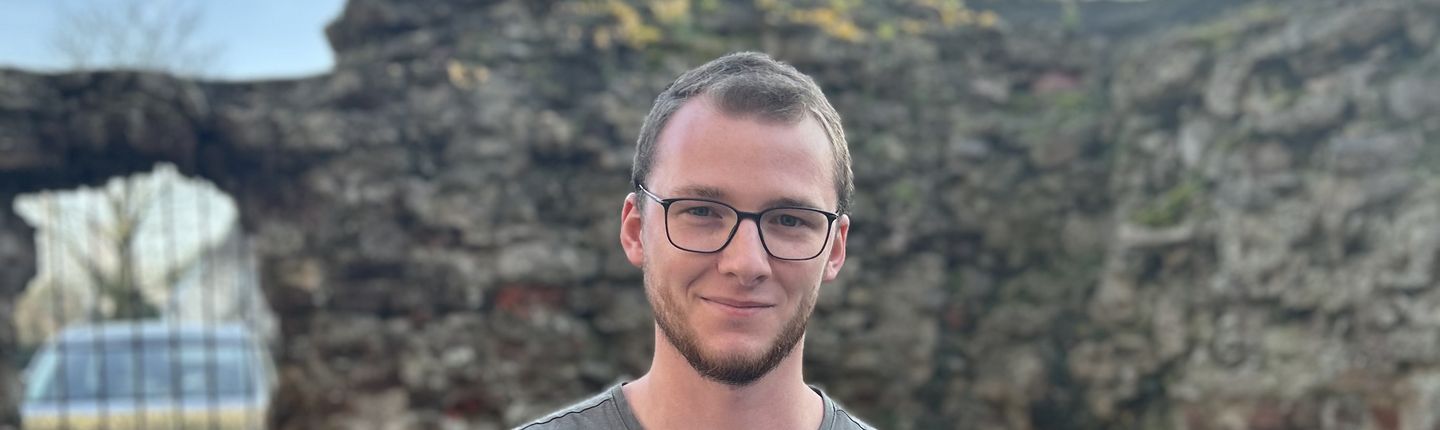 Marc Fonnemann mit seiner Urkunde über die bestandene Fortbildung zum Chief Digital Officer