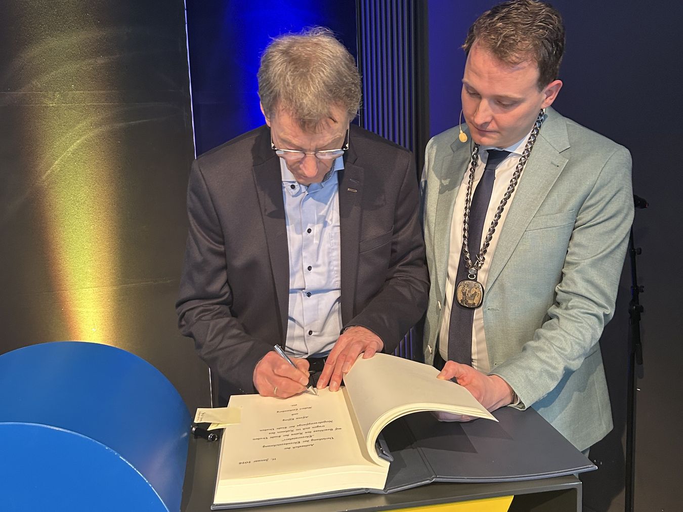 Alfons Effing trug sich an der Seite des Bürgermeisters Dr. Tom Tenostendarp in das goldene Buch der Stadt Vreden ein.