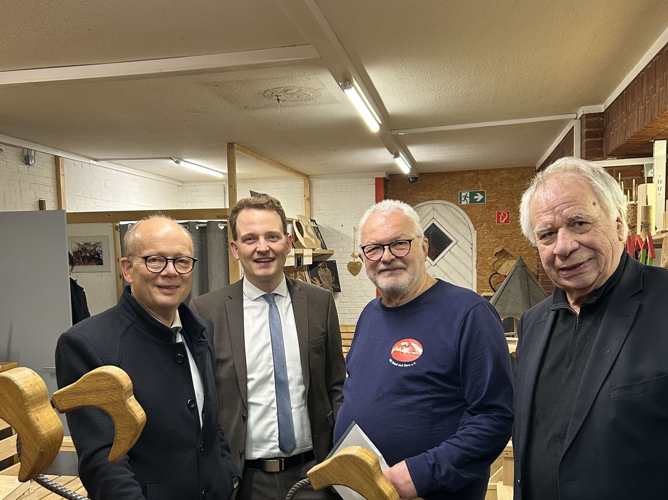 Landtagspräsident André Kuper (links) besuchte zusammen mit Bürgermeister Dr. Tom Tenostendarp (Mitte, links) Mit Herz und Hand e.V. Dort wurden sie von Bernhard Tenhumberg (Mitte, rechts) und Ewald Deckeling begrüßt.
