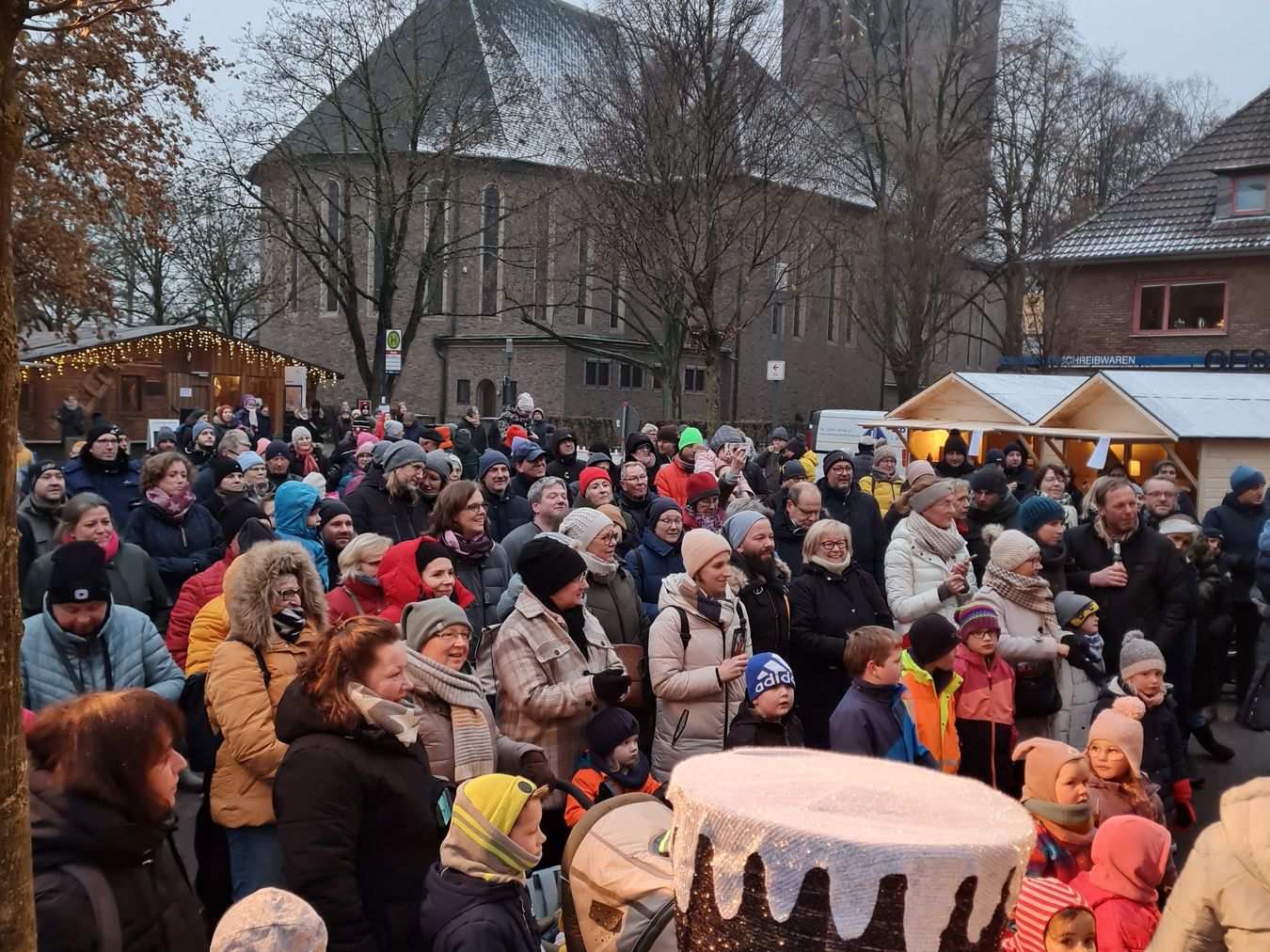 Bild des Publikums auf dem Marktplatz während der Veranstaltung Vreden singt