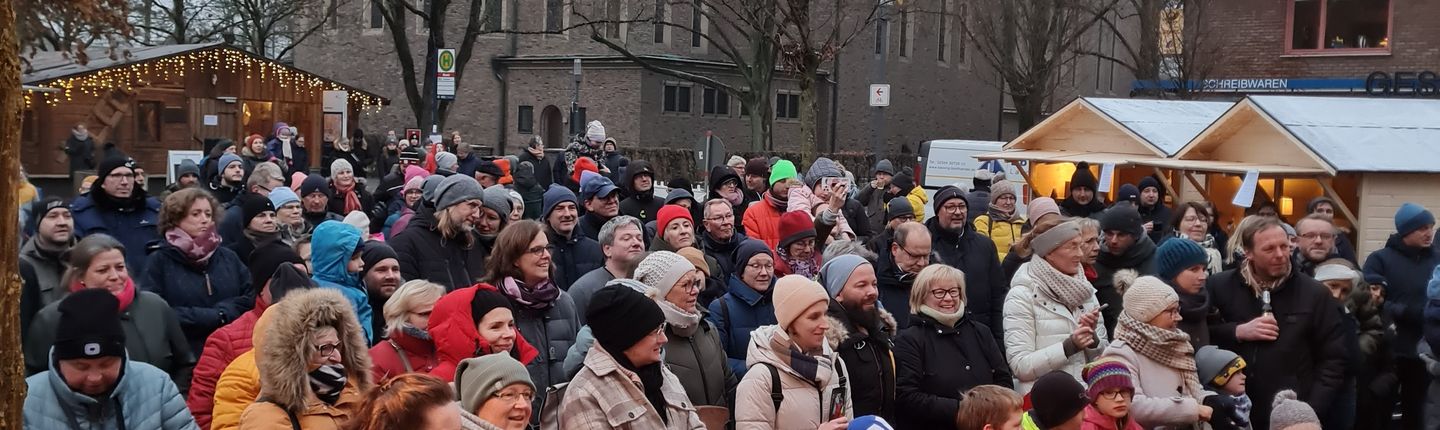Bild des Publikums auf dem Marktplatz während der Veranstaltung Vreden singt