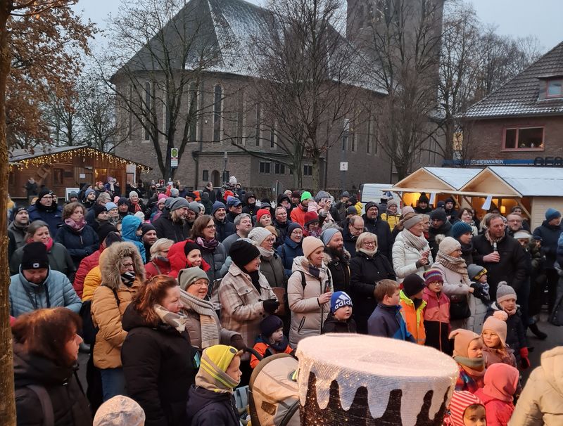 Bild des Publikums auf dem Marktplatz während der Veranstaltung Vreden singt